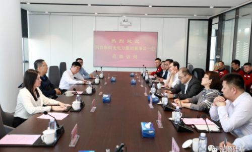 阿特斯陽光電力集團董事長瞿曉鏵一行蒞臨泓順硅基考察交流